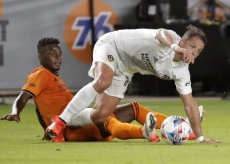 Vela y Chicharito cobran 94% más que el goleador de la MLS