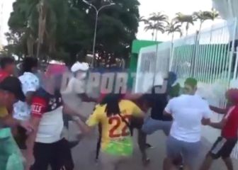 Rubilio Castillo pelea con fans de su club, el Royal Pari