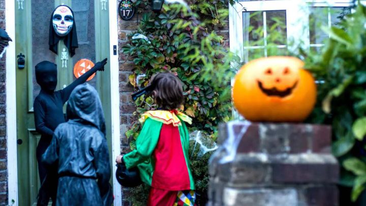 A diferencia del 2020, una de las tradiciones de Halloween está de regreso: pedir dulces. ¿Por qué los niños piden caramelos y dulces en las casas?