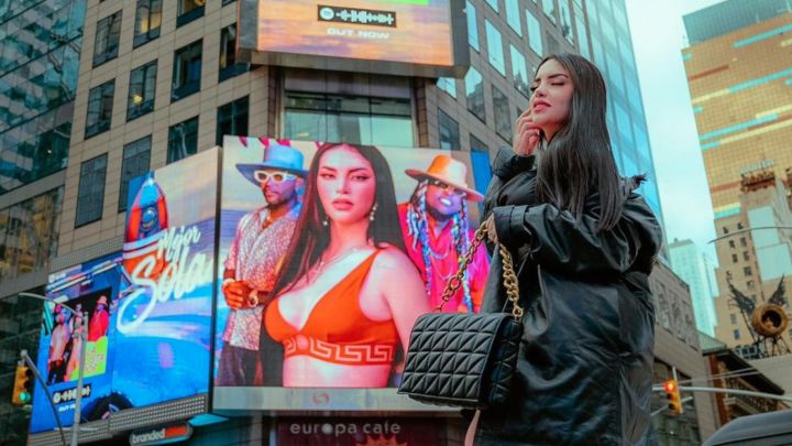 ¡Kimberly Loaiza arrasa en las pantallas de Times Square en Nueva York!