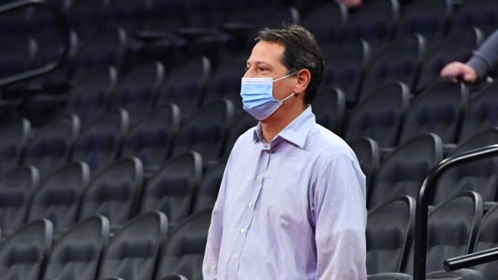 David Blitz a nivel de duela observando partido de Philadelphia 76ers ante Miami Heat.