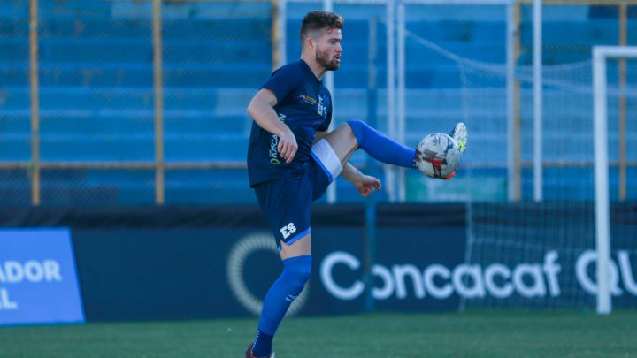 Eriq Zavaleta baja el balón en entrenamiento de El Salvador en el Cuscatlán previo a duelo de Eliminatoria CONCACAF ante Jamaica.