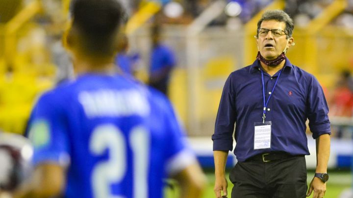 Hugo Pérez habla a sus jugadores en partido de Eliminatoria CONCACAF entre El Salvador y Estados Unidos.