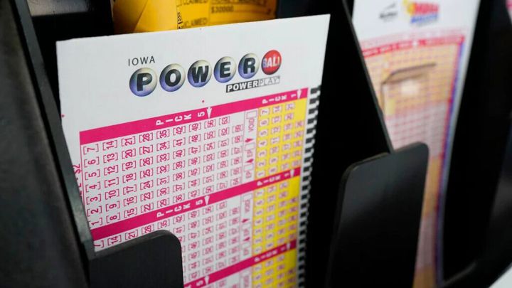 Powerball es una de las loterías más populares en USA. ¿Qué hacer al ganarla? ¿Cómo recoger las ganancias y cuándo tarda en llegar el dinero? Aquí los detalles.
