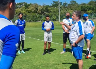 Bolillo entra al vestidor y ve un cementerio