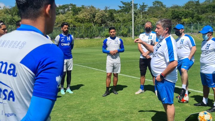 Hernán "Bolillo" Gómez dando indicaciones en entrenamiento de Honduras.
