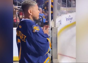 Josef Martínez es el invitado para lanzar el puck inicial en un partido de hockey