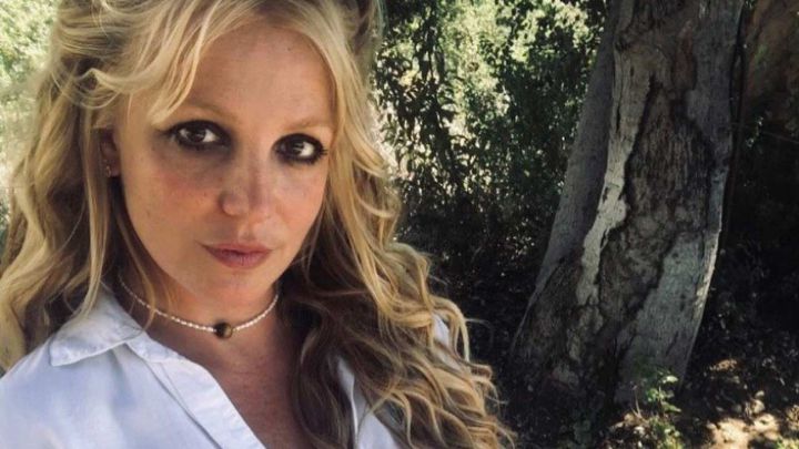 Britney Spears celebró su primer fin de semana fuera de la tutela con su “primera copa de champagne”. La artista festejó su libertad junto con su prometido.