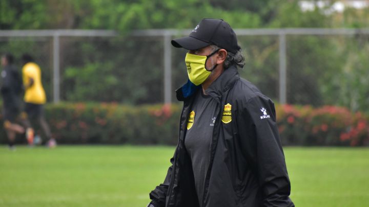 Potro Gutiérrez dirige entrenamiento de Real España en Honduras.