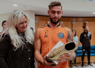 Valentín Castellanos rompe en llanto al recibir la Bota de Oro