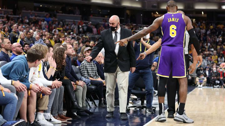 ¿Qué le dijeron los fans de Pacers a LeBron James para que fueran expulsados del duelo ante Lakers?