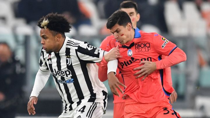 Weston McKennie busca retener el balón en juego de Juventus ante Atalanta.