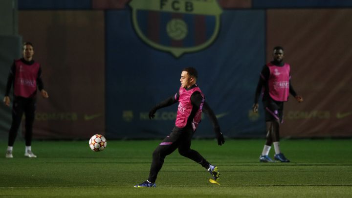 Sergiño Dest en entrenamiento de FC Barcelona.