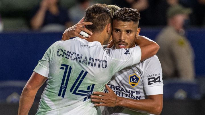 Jonathan Dos Santos y Chicharito Hernández se abrazan en victoria de LA Galaxy ante Portland Timbers.