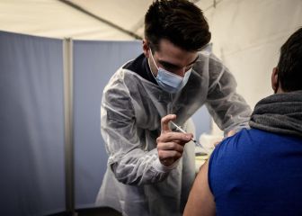 Los CDC recomiendan vacuna de refuerzo ante aparición de Ómicron