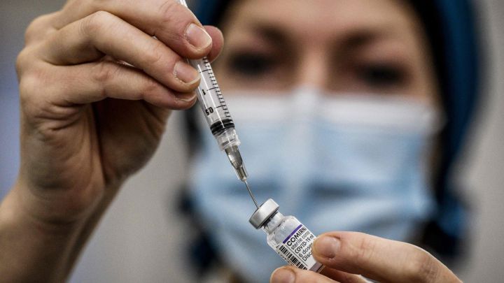 Ante la aparición de la variante Ómicron, Pfizer buscará la autorización de la FDA de su vacuna de refuerzo para jóvenes de 16 y 17 años. Aquí todos los detalles.
