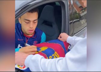 Como una figura: Sergiño Dest atiende a los fans a la salida del entrenamiento