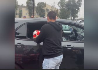 Chicharito sorprende regalando balones por las calles de Los Angeles