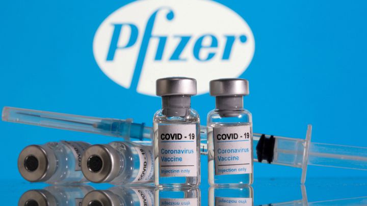 Vacuna de Pfizer es eficaz contra Ómicron tras TRES dosis