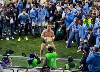 ¡Increíble! Ronny Deila cumple promesa con NYCFC y hace un striptease tras ganar la MLS