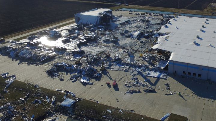 ¿Por qué se derrumbó el edificio de Amazon en Illinois y cuántas víctimas ha habido?