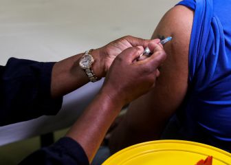 Ómicron es más resistente a la vacuna, pero causa menos síntomas