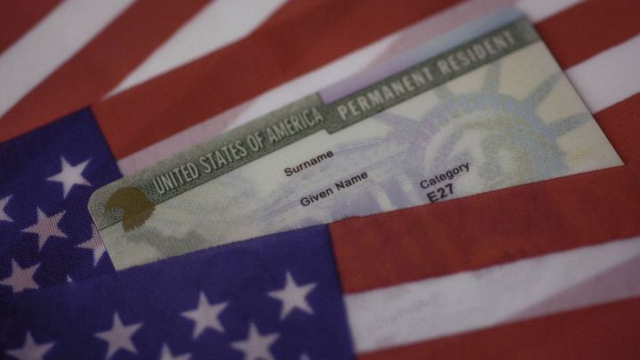 La Green Card o tarjeta de residencia permanente permite probar el estatus de residencia de una persona en USA, pero ¿te hace ciudadano estadounidense?