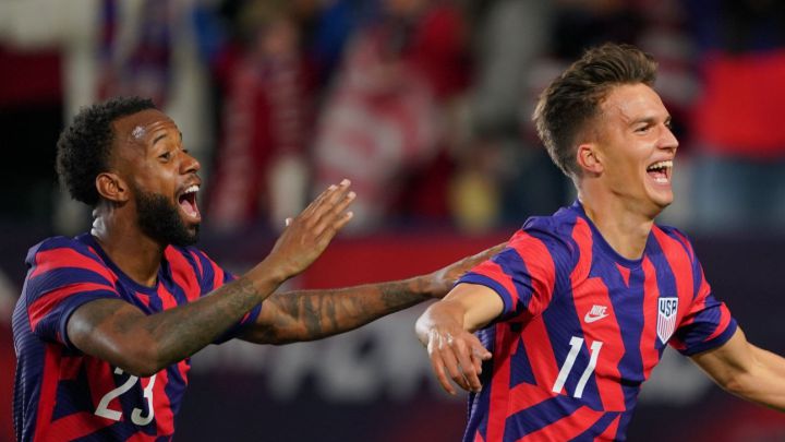 Cole Bassett y Kellyn Acosta celebran gol de empate durante partido entre Estados Unidos y Bosnia y Herzegovina.