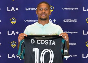 Douglas Costa, rendido ante Chicharito Hernández