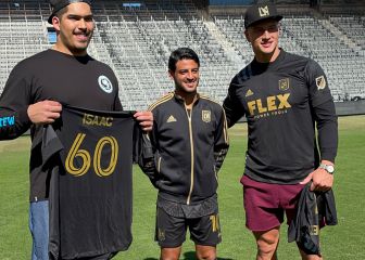 Vela regala jersey de LAFC a Alarcón y Reyes de la NFL