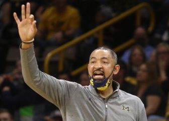 Juwan Howard golpea a un entrenador rival en NCAA