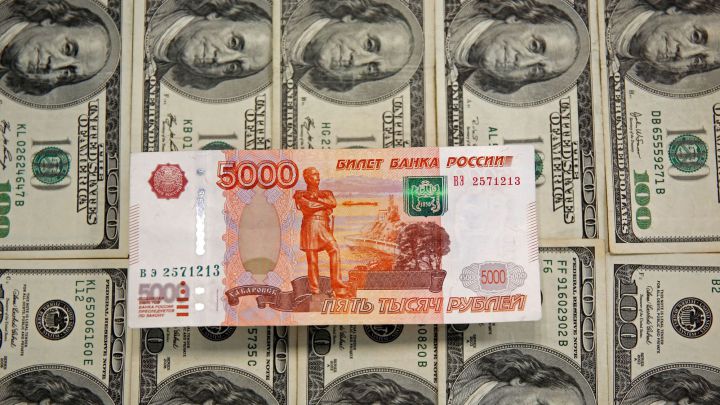 ¿Cuál es el cambio de la moneda rusa, el rublo, a dólares estadounidenses?