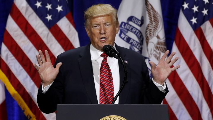 Trump bromea con bombardear Rusia con aviones con la bandera de China