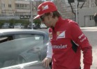Visita sorpresa de Fernando Alonso a su muestra en Madrid