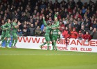 El líder golea a un Mirandés que lucha por la salvación