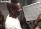 Balotelli tenía tanta hambre que no esperó a las azafatas