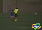 Neymar arropó a un niño que invadió el entrenamiento