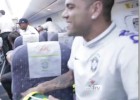 Concierto en pleno vuelo de Dani Alves y compañía