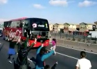 El bus de Chile casi atropella a una niña que se lanzó sobre él