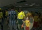 Messi ignoró a un niño que fue a saludarle antes del partido
