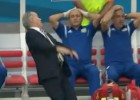 El tonto resbalón de Sabella tras el larguero de Higuaín