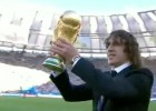 Puyol entregó la Copa del Mundo antes de la final