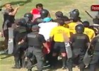 Se salta el cerco policial y propina un puñetazo al árbitro