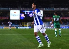 Tres goles de Carlos Vela en el debut de Moyes en casa