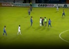 Ronaldinho firmó la camiseta de un hincha en pleno partido