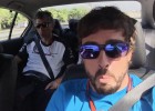 Alonso contento de camino al circuito de Malaisia a entrenar