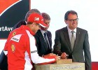 Vettel pone la primera piedra del parque de Ferrari en Salou