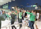 Euforia en el aeropuerto de los aficionados verdiblancos