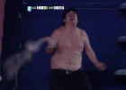 Un hincha celebra el gol con una peculiar danza del vientre
