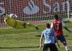 Las atajadas de Villar que tuvo una gran tarde ante Uruguay